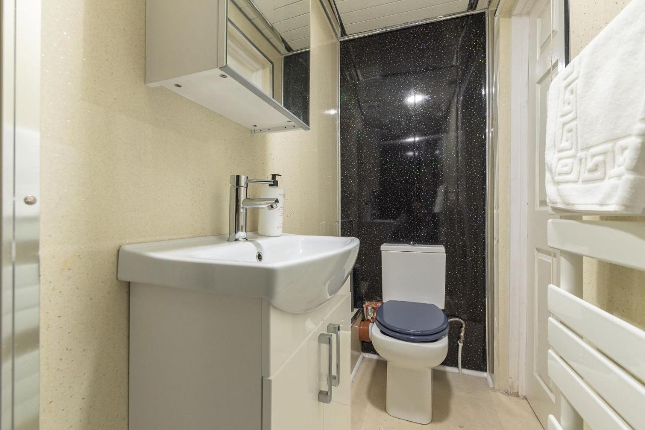Contemporary 3 Bed City Centre - Ensuite Apartment Edinburgh