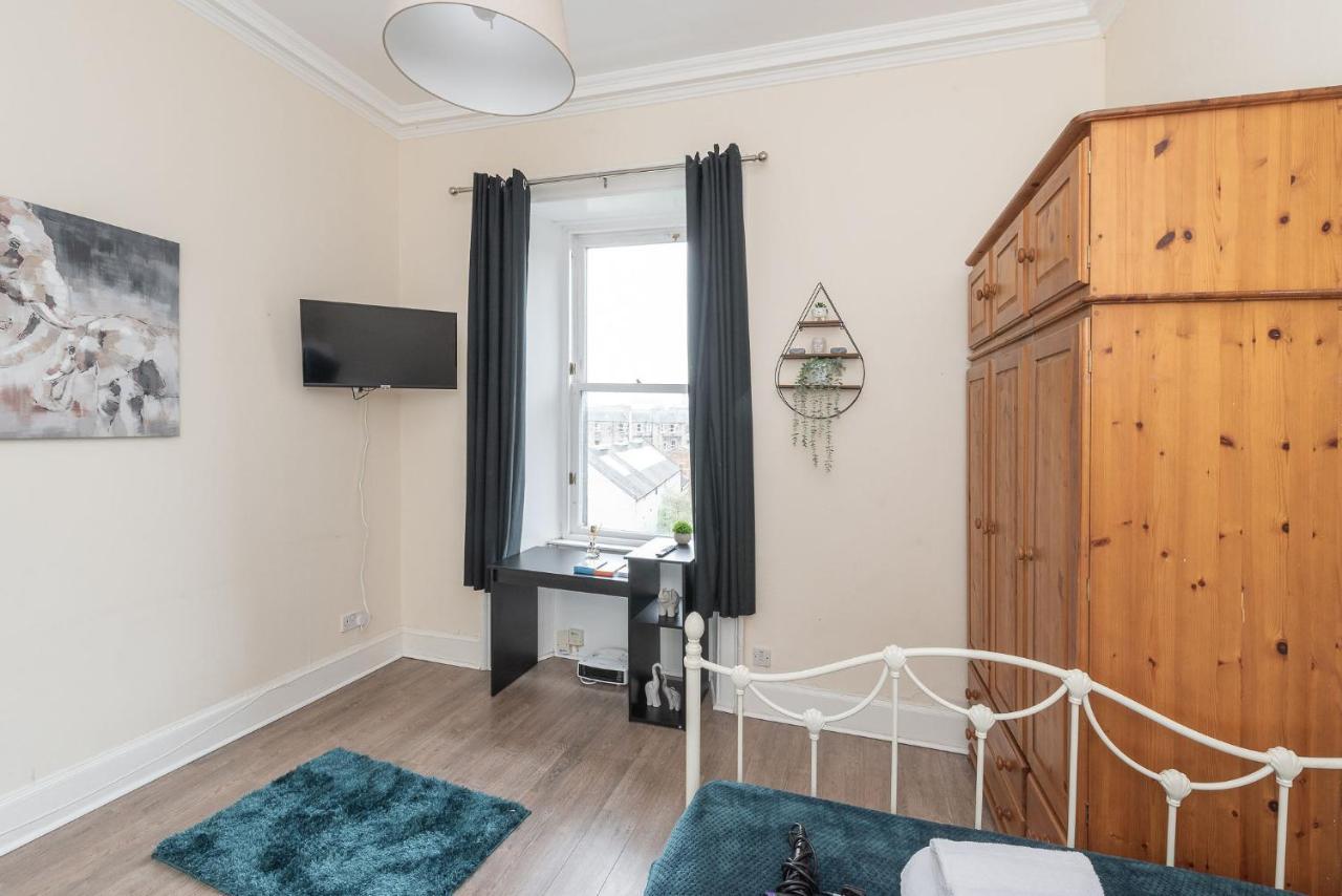 Contemporary 3 Bed City Centre - Ensuite Apartment Edinburgh