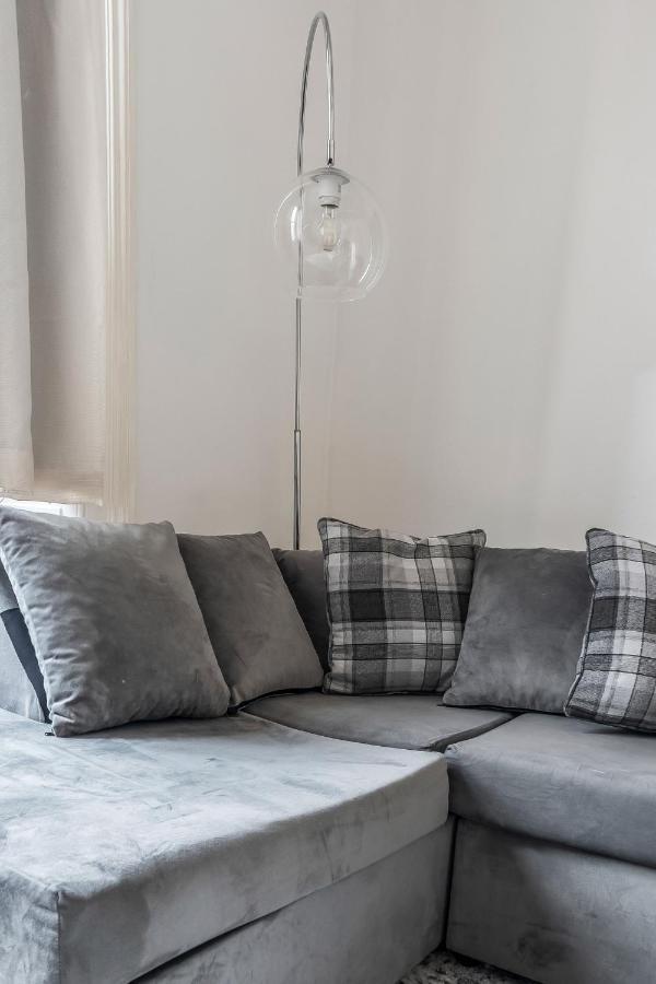 Centre 2 Bedroom Flat - Close To Haymarket Train Station. Apartment