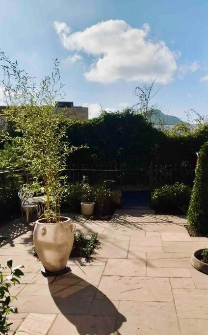 Stylish Georgian Garden + Secure Parking Apartment Edinburgh