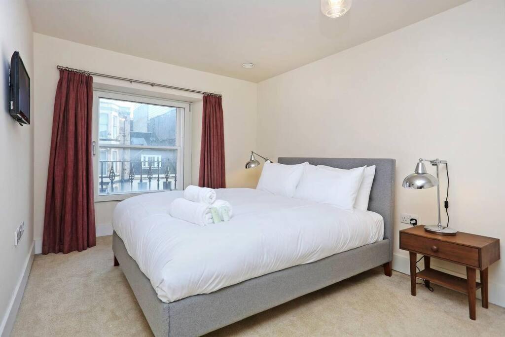 Stunning West End Hub Apartment *