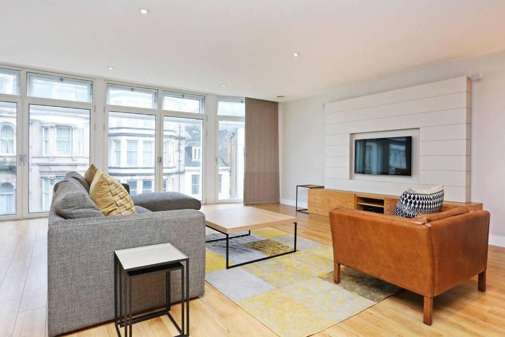 Stunning West End Hub Apartment