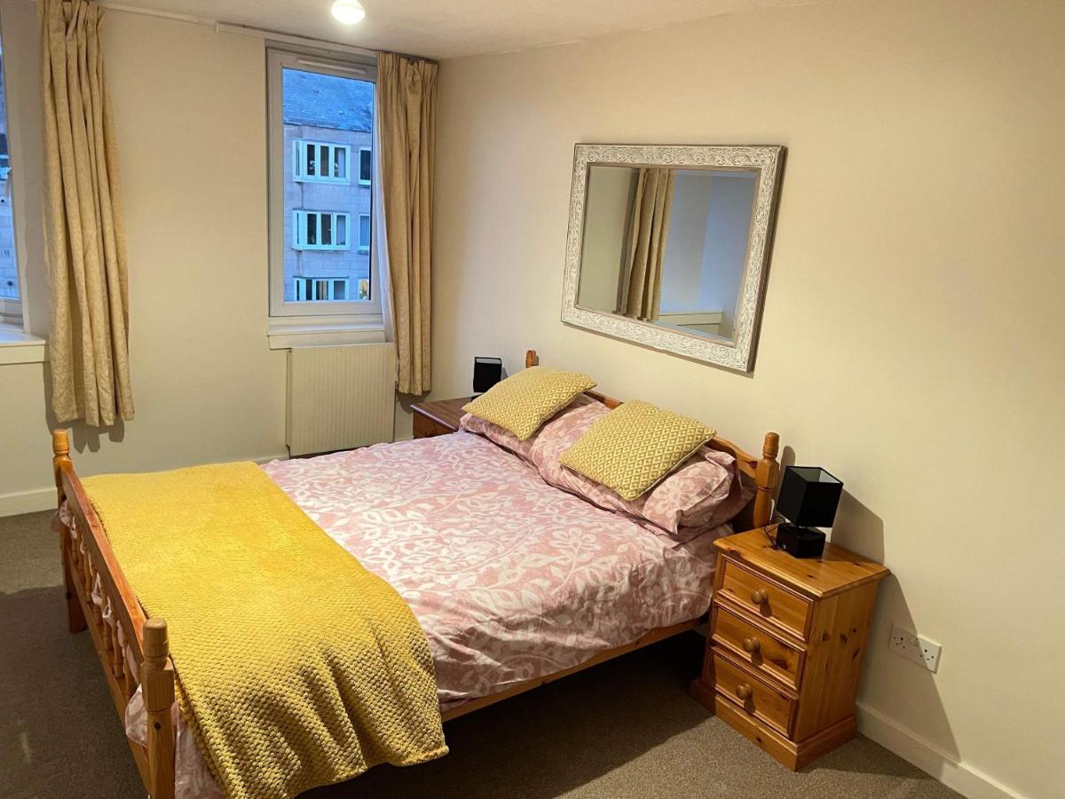 Spacious 2 Bedroom Apt - Centre Apartment *