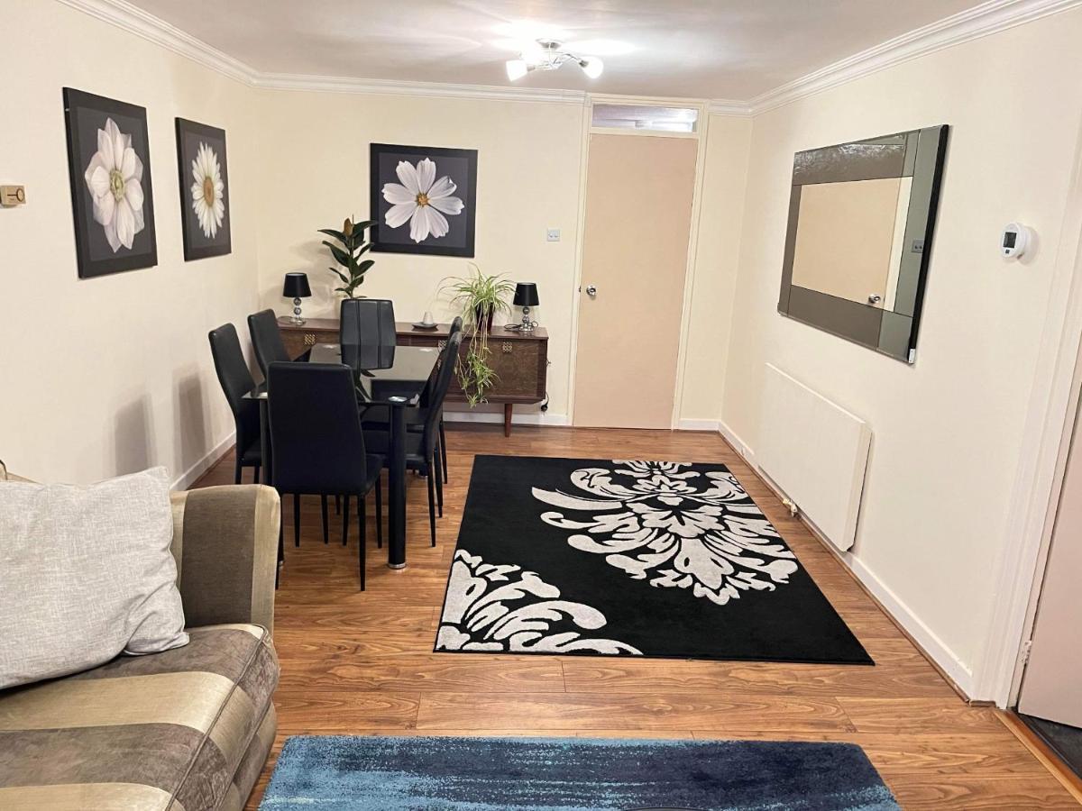 Spacious 2 Bedroom Apt - Centre Apartment *