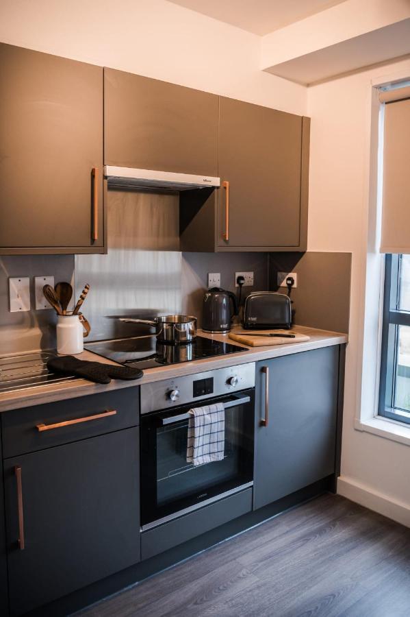 Bright And Ensuite Bedrooms At Mcdonald Road In Apartment *