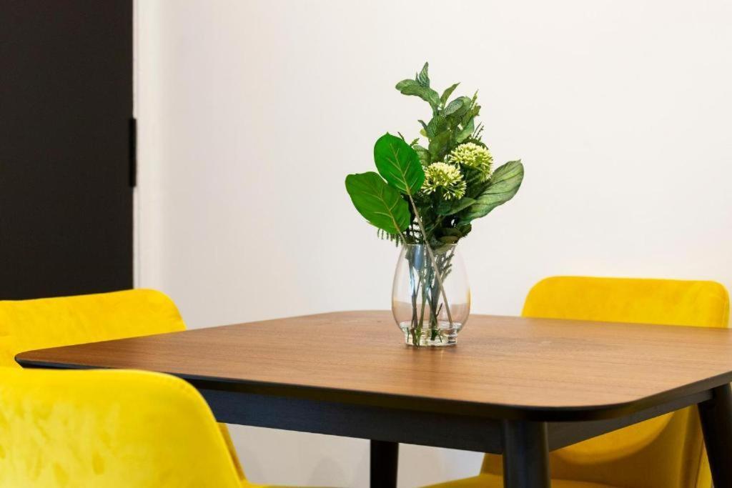 Stylish 3 Bed Abode-parking And Garden *