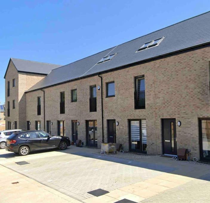 Modern 3 Bed With Free Parking And Garden Close To Center And Airport EDI