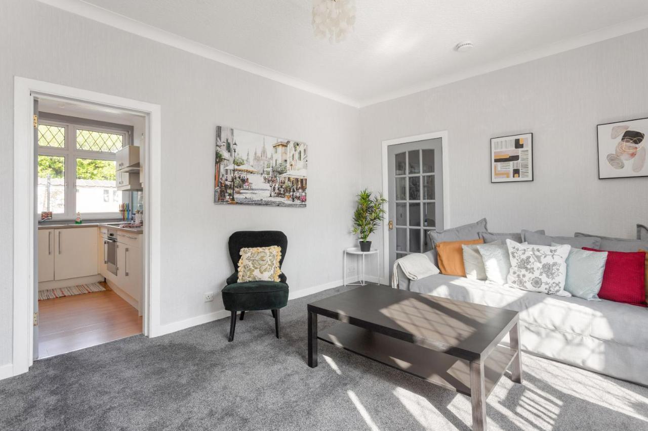 Ferienhaus Lovely 3bed House-private Parking EDI