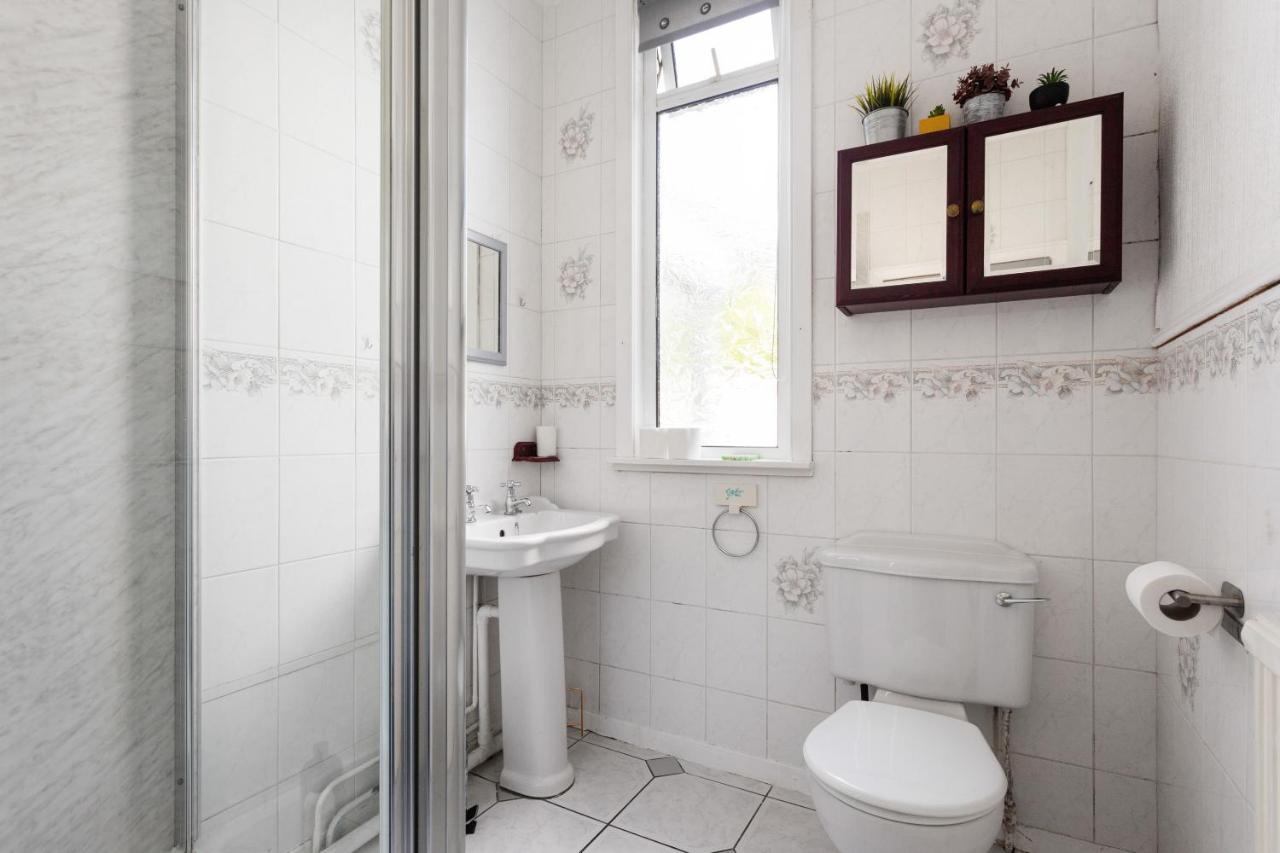 Lovely 3bed House-private Parking Ferienhaus EDI