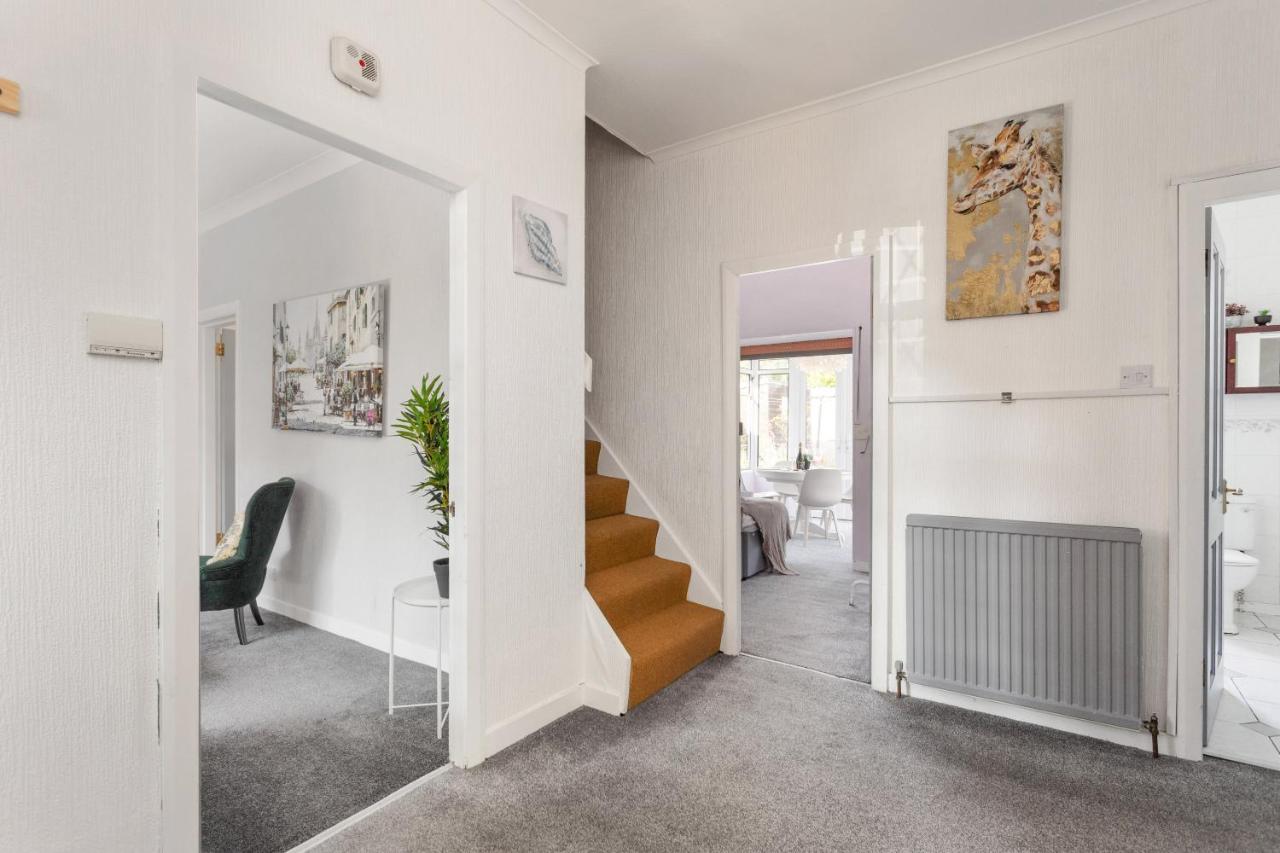 Ferienhaus Lovely 3bed House-private Parking *