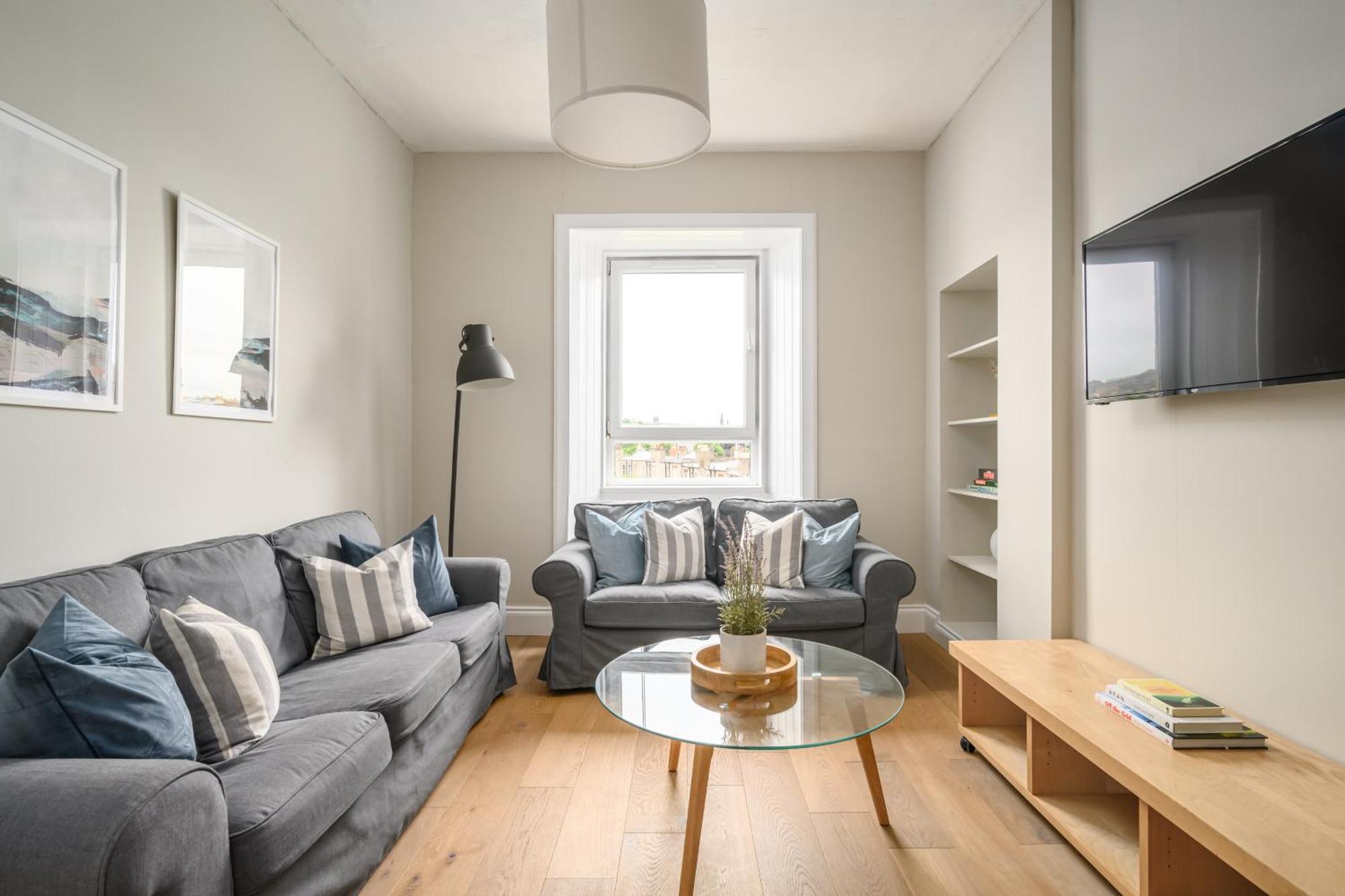 2br New Town Castle View Apartment *