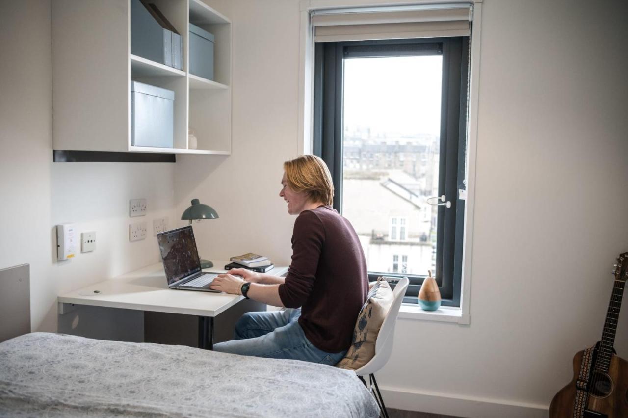 Bright And Ensuite Bedrooms At Mcdonald Road In Edinburgh