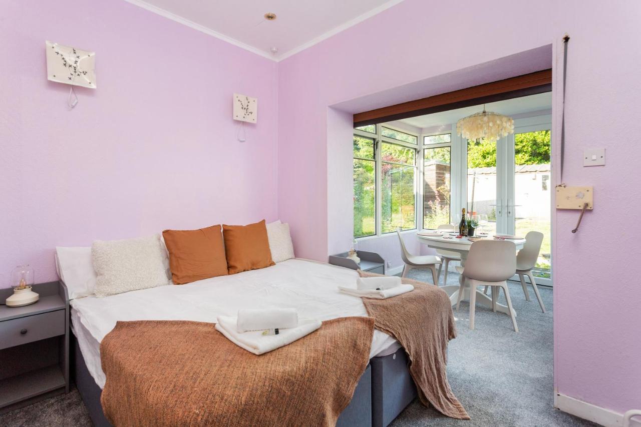 Ferienhaus Lovely 3bed House-private Parking EDI