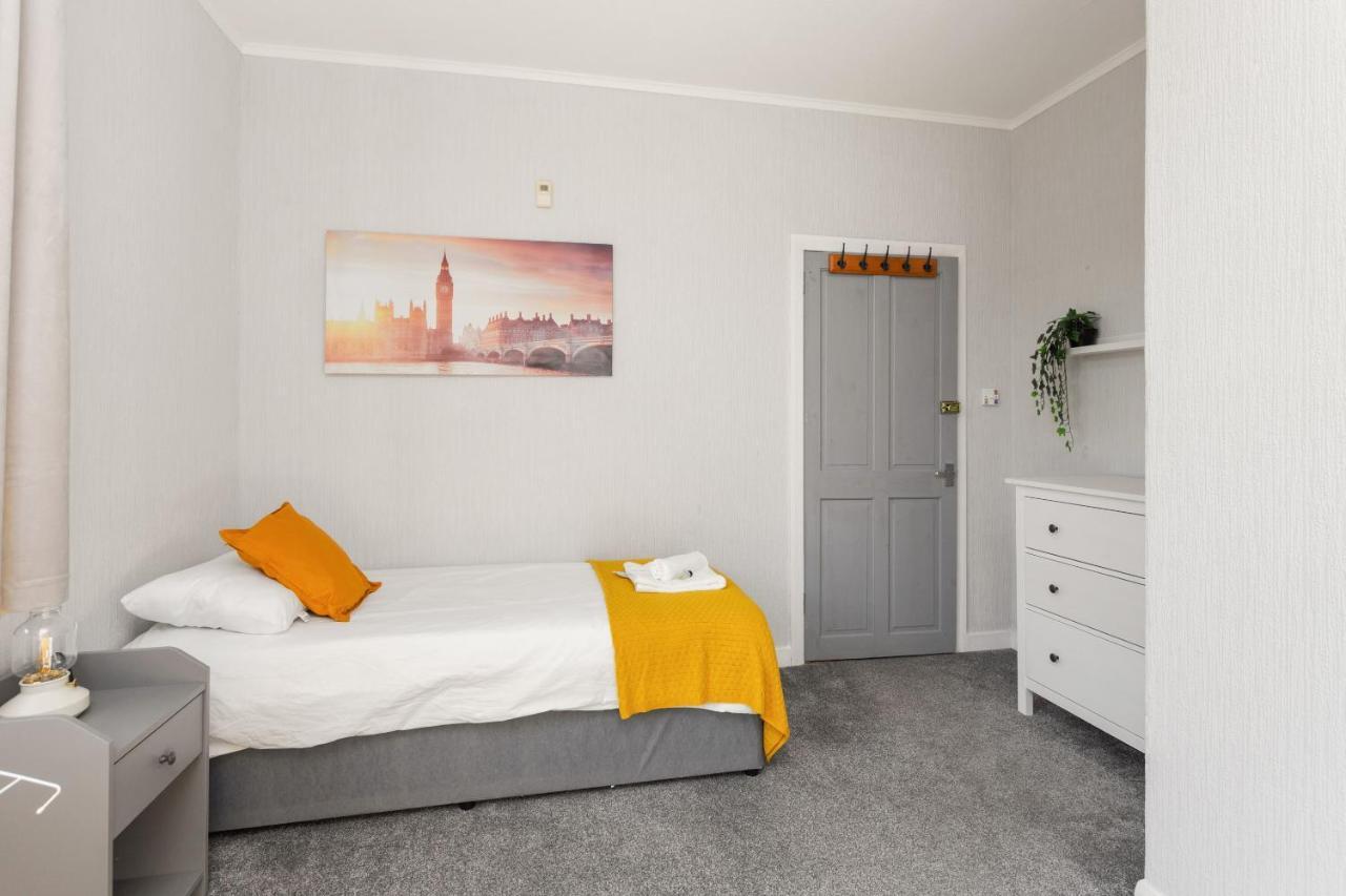 Lovely 3bed House-private Parking Ferienhaus EDI