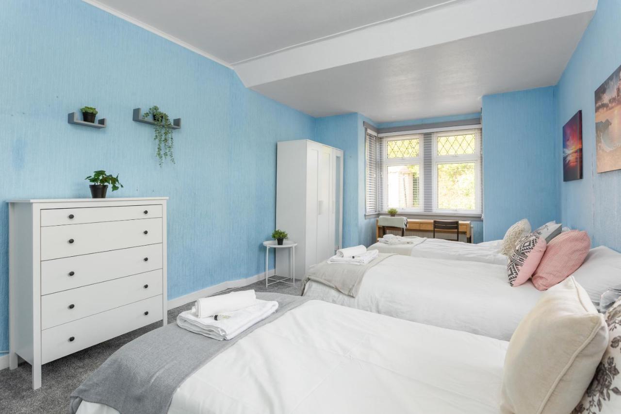 Lovely 3bed House-private Parking Ferienhaus