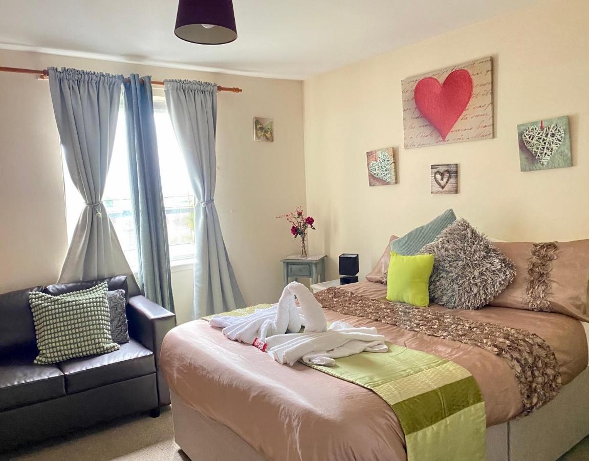 Privatunterkunft Lovely Double With Private Bathroom And Double With Shared Toilet & Parking Free EDI