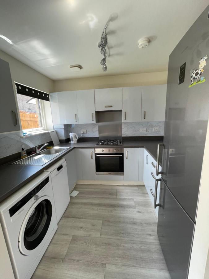 Modern 3 Bed With Free Parking And Garden Close To Center And Airport EDI