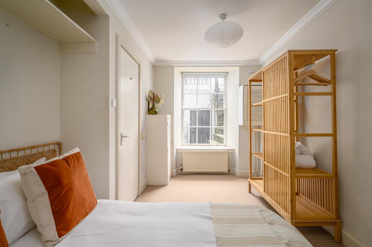 Retro New Town Garden Flat *