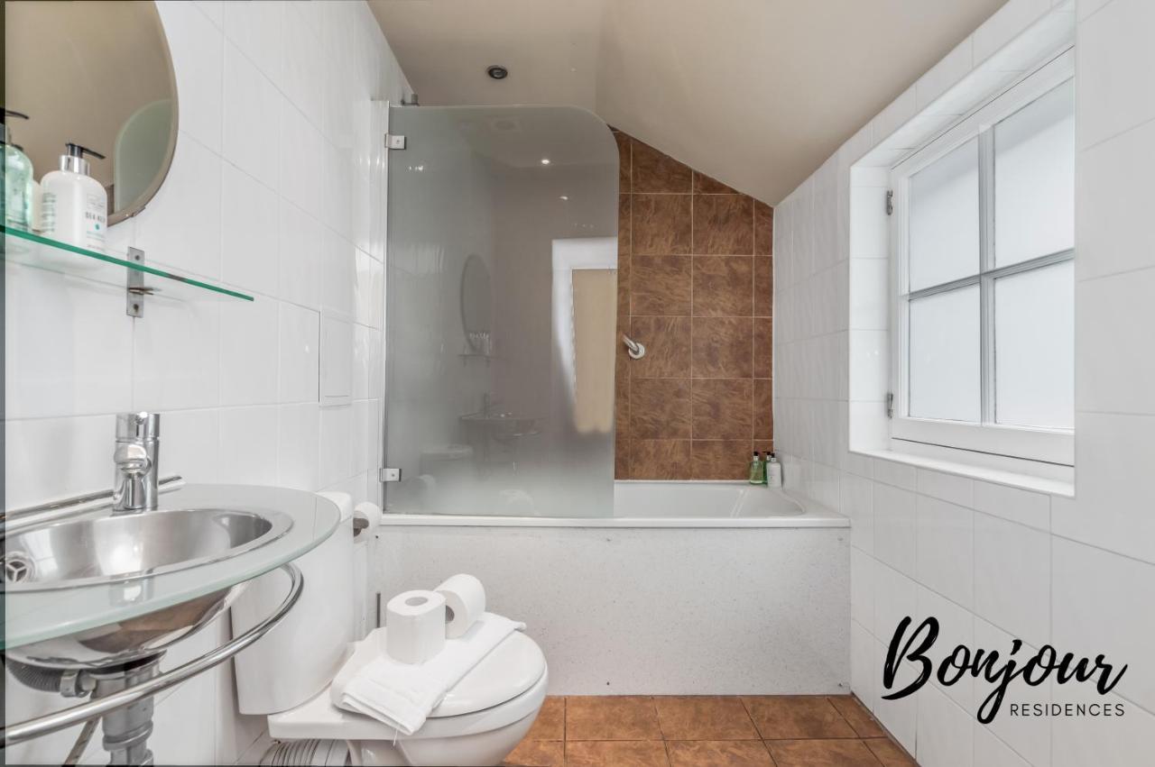 Apartment Montmartre Suite: New Town With Parking & Patio