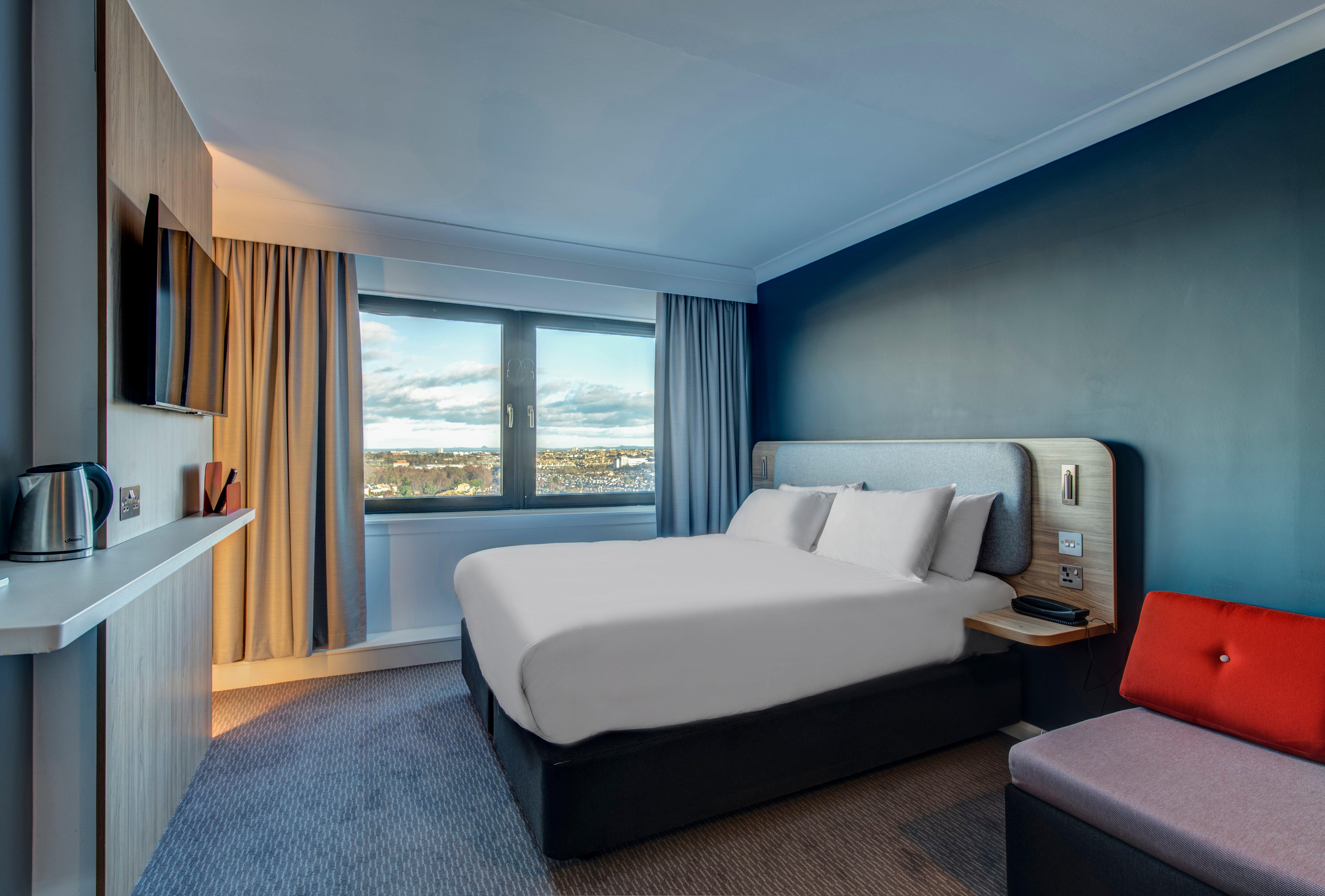 Hotel Holiday Express City West By Ihg 3*