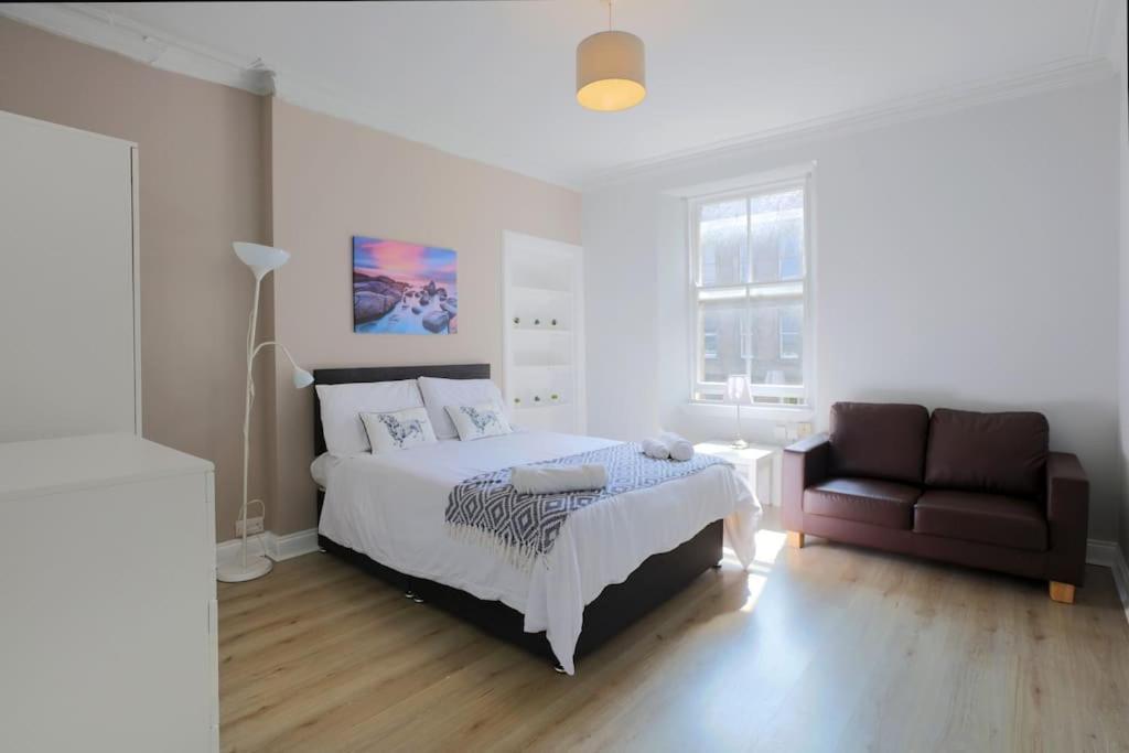 Cosy & Broughton 2br Near Centre