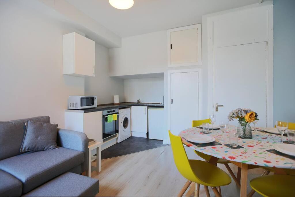 Cosy & Broughton 2br Near Centre