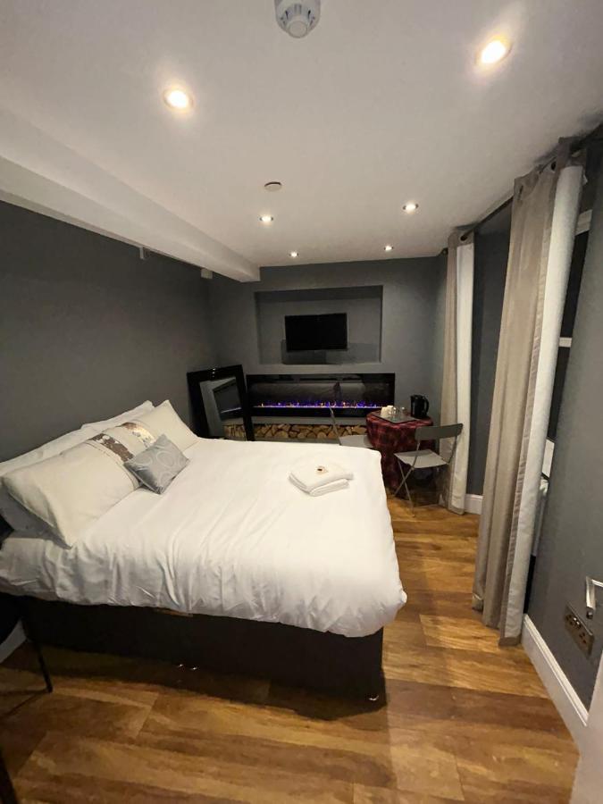 Cosy Double Bed With Fire Place Privatunterkunft