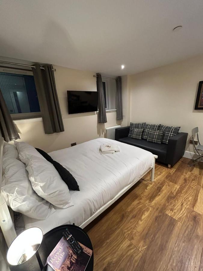 Modern Double With Sofa Homestay *