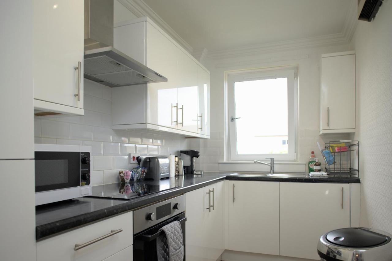 Modern 2-bed Haven, Free Parking Apartment