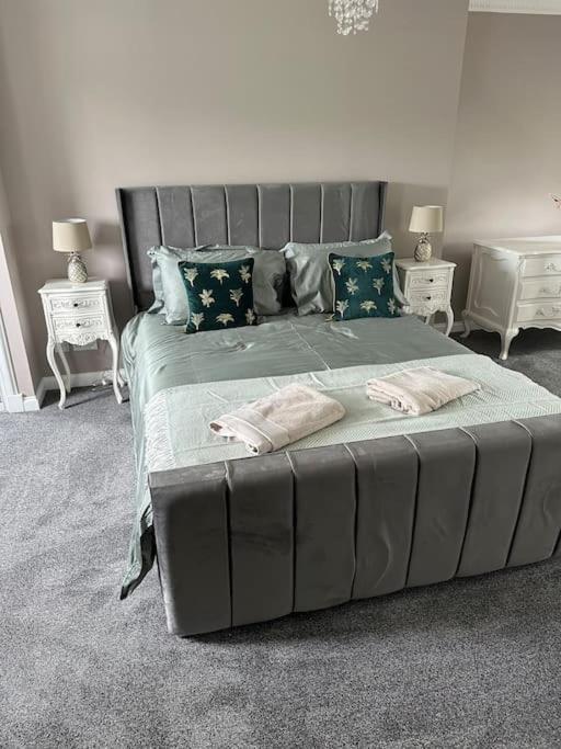 Cameron Coach House Modern In Murrayfield Edinburgh