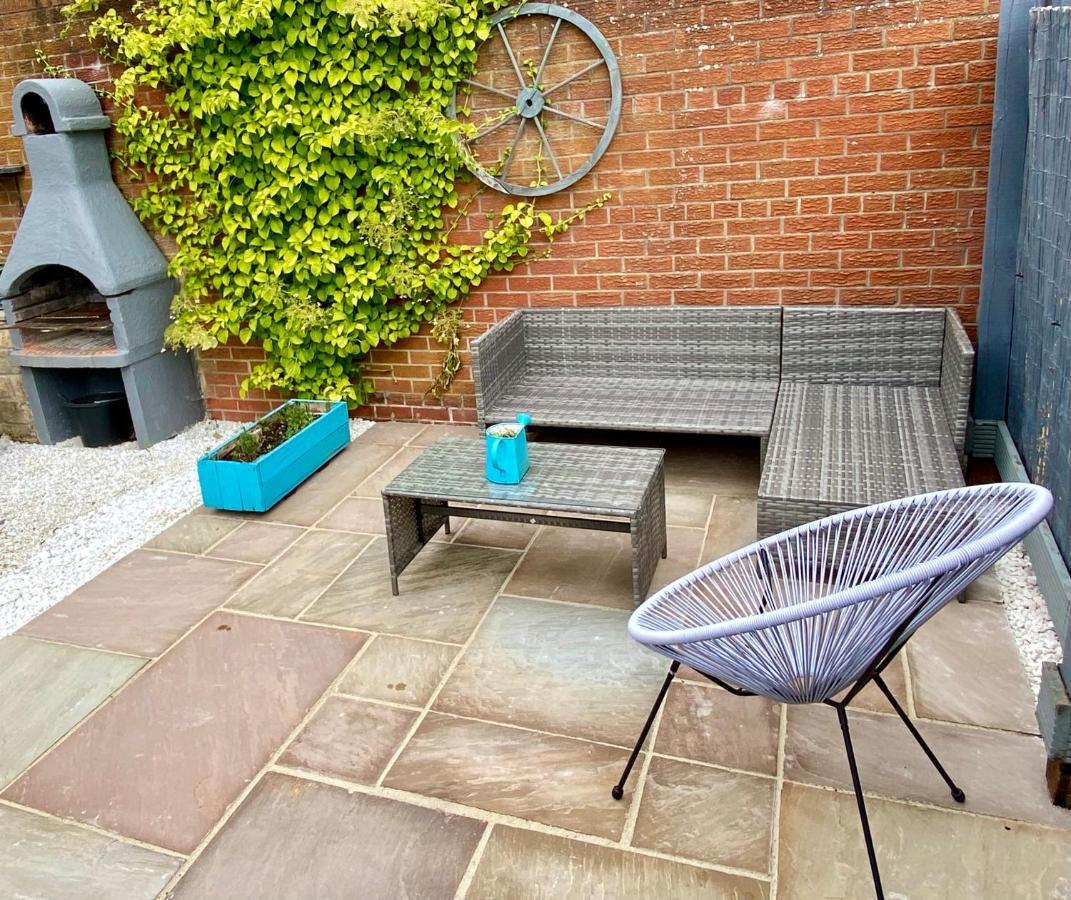 Cosy With Free Parking Close To Airport Apartment *