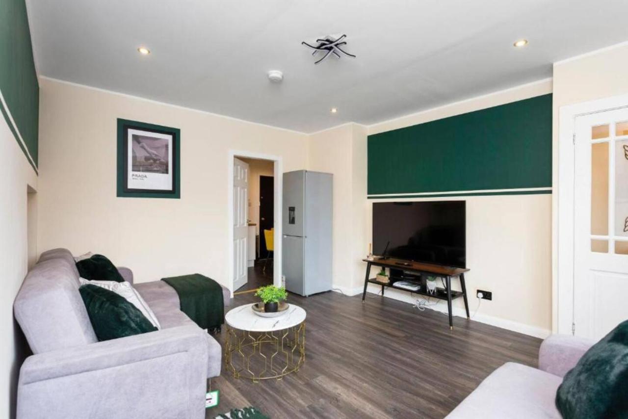 Boutique 3 Bed House - Parking - Garden *