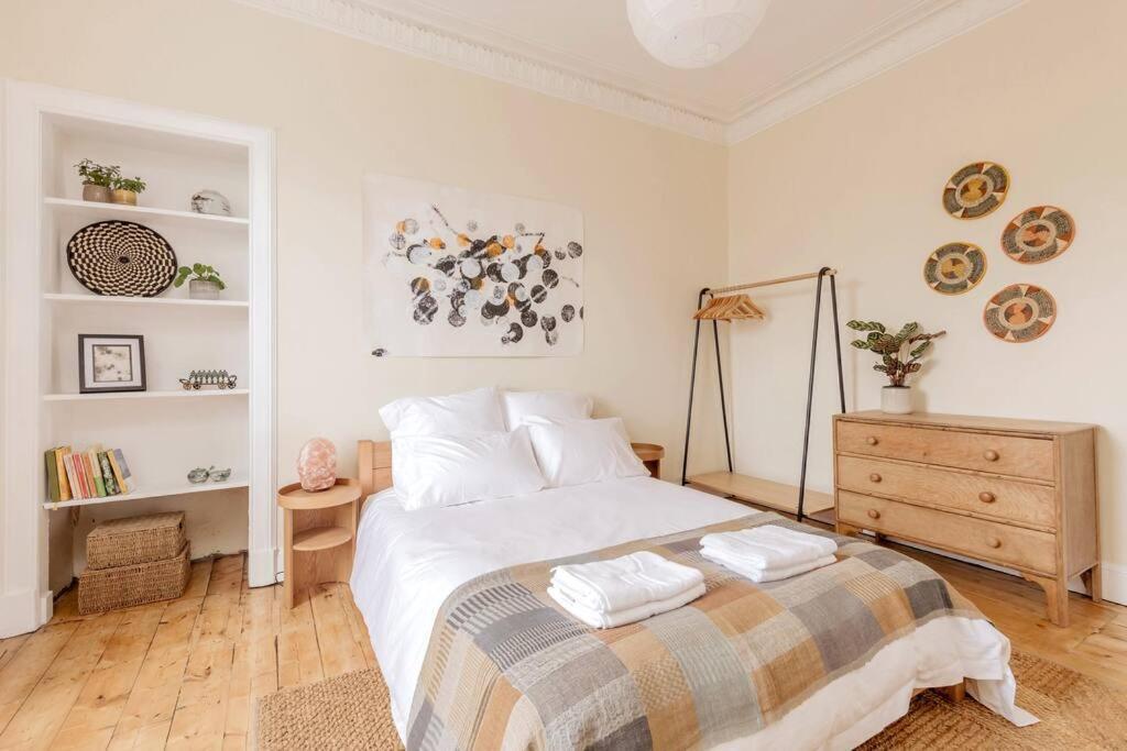 Castle Views! Stylish 2bd Flat, Sleeps 4 Apartment