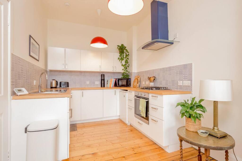 Castle Views! Stylish 2bd Flat, Sleeps 4 *