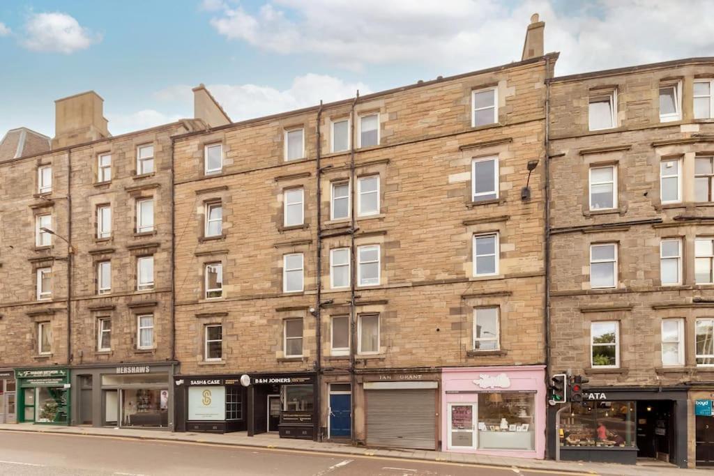 Castle Views! Stylish 2bd Flat, Sleeps 4 * Edinburgh
