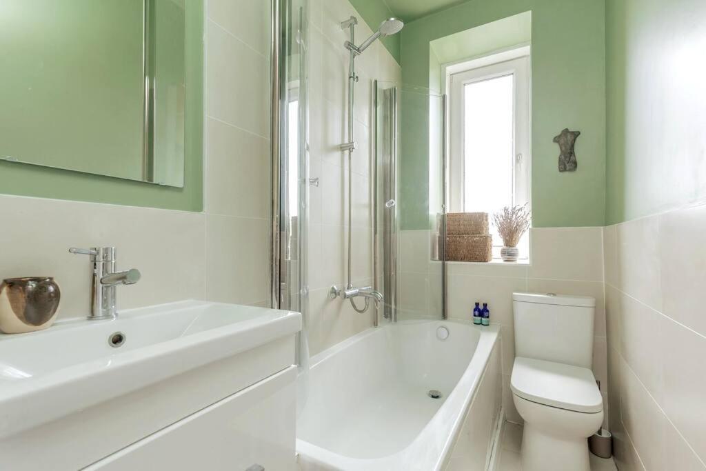 Castle Views! Stylish 2bd Flat, Sleeps 4