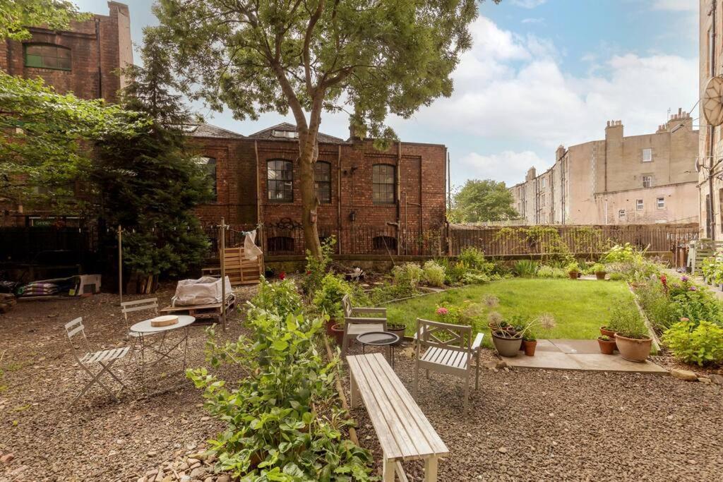 Castle Views! Stylish 2bd Flat, Sleeps 4 Apartment Edinburgh