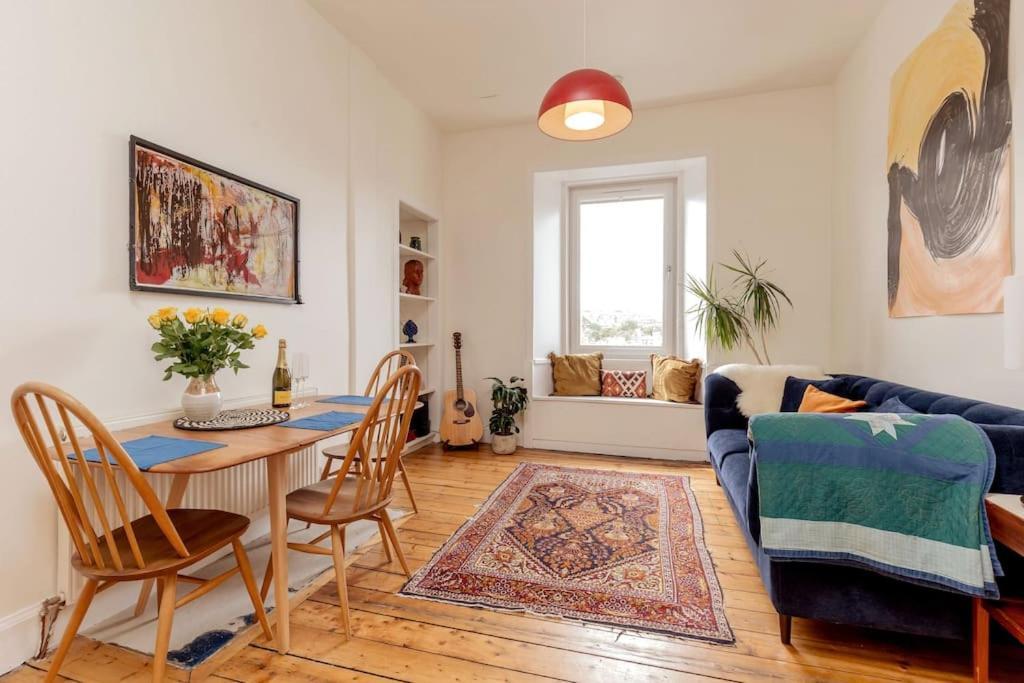 Castle Views! Stylish 2bd Flat, Sleeps 4 *
