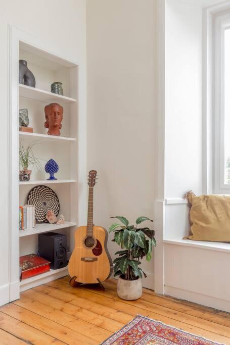 Castle Views! Stylish 2bd Flat, Sleeps 4 Apartment *