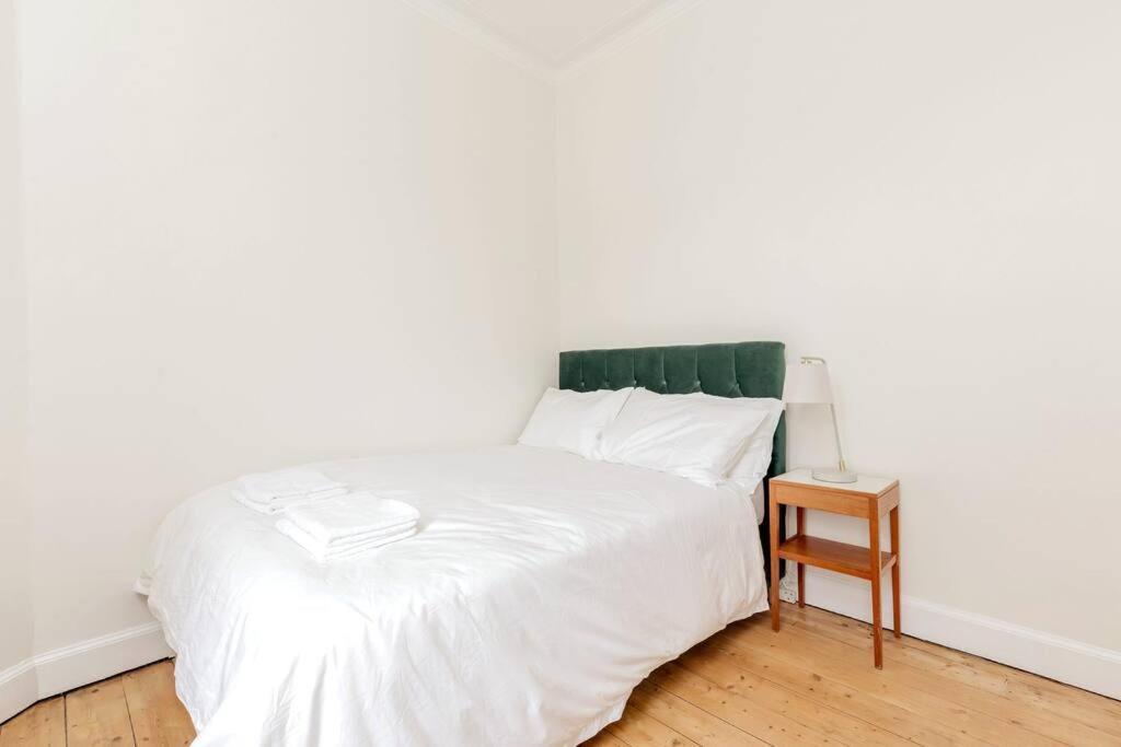 Apartment Castle Views! Stylish 2bd Flat, Sleeps 4 Edinburgh