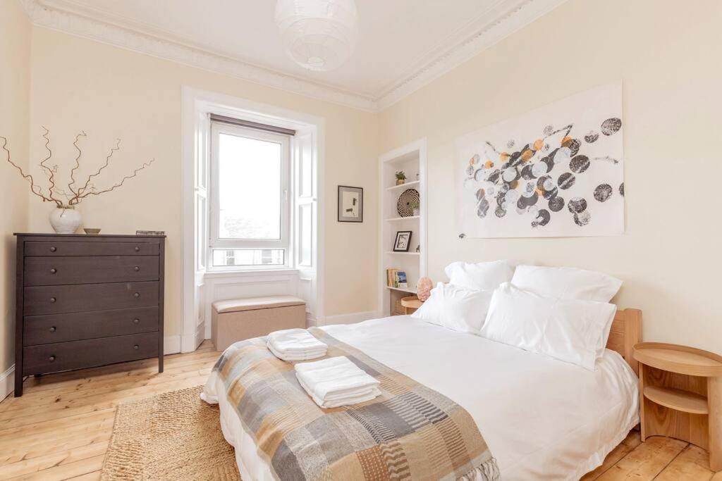 Castle Views! Stylish 2bd Flat, Sleeps 4 * Edinburgh