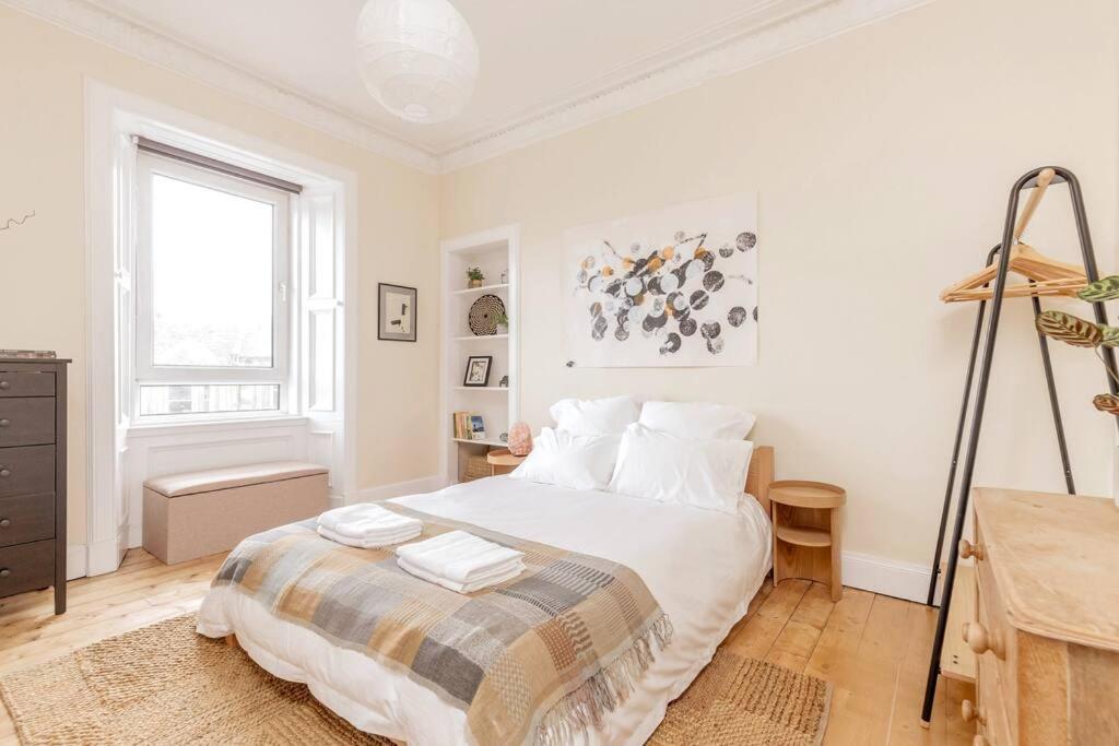 Castle Views! Stylish 2bd Flat, Sleeps 4 * Edinburgh