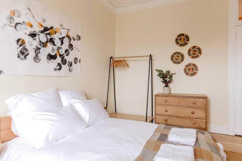 Castle Views! Stylish 2bd Flat, Sleeps 4 Apartment Edinburgh