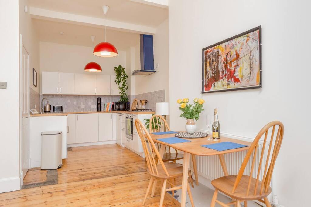 Castle Views! Stylish 2bd Flat, Sleeps 4 Edinburgh