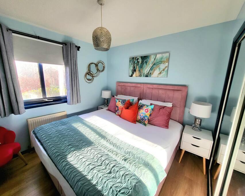 Harrismith Place By Sensational Short Lets & Serviced With Free Parking & Wi-fi *