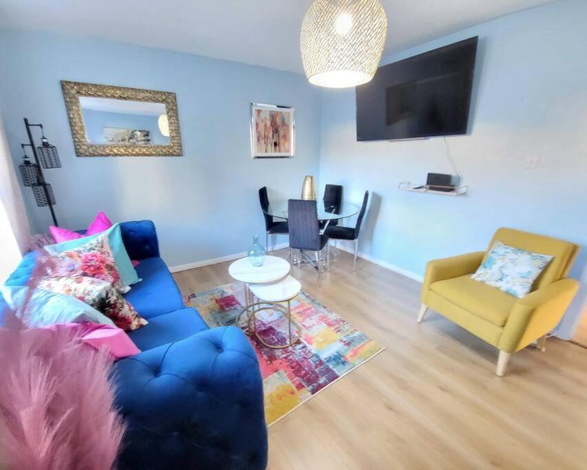 Apartment Harrismith Place By Sensational Short Lets & Serviced With Free Parking & Wi-fi *