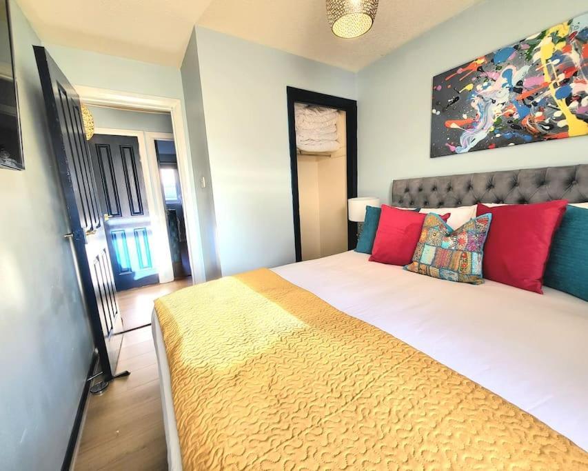 Harrismith Place By Sensational Short Lets & Serviced With Free Parking & Wi-fi