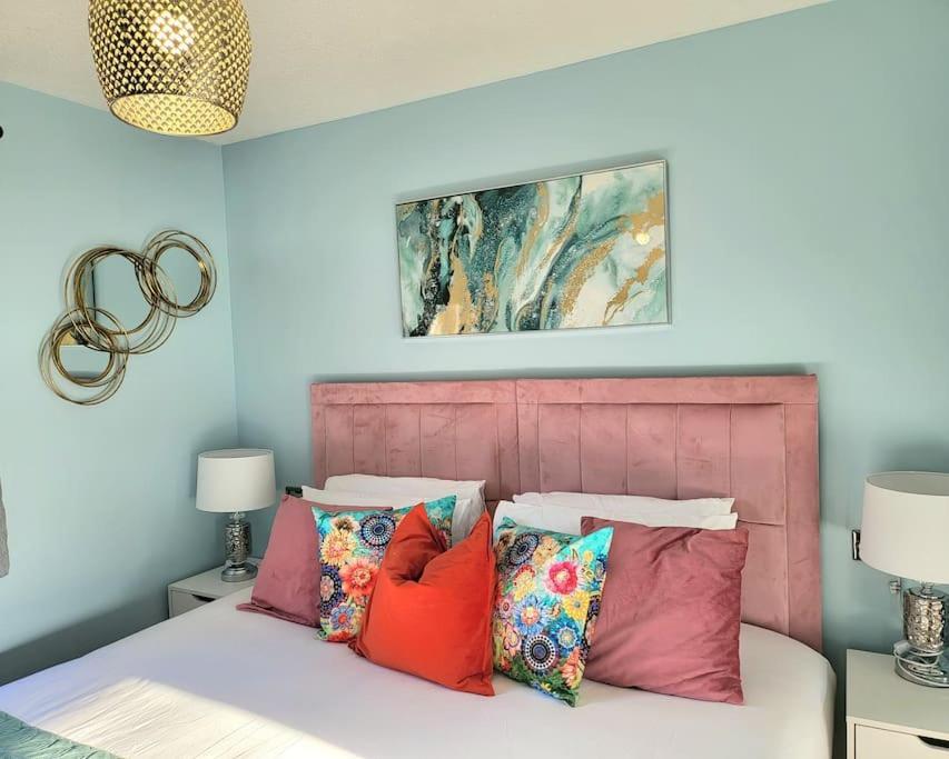 Apartment Harrismith Place By Sensational Short Lets & Serviced With Free Parking & Wi-fi *