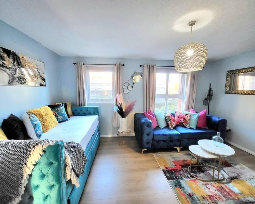 Harrismith Place By Sensational Short Lets & Serviced With Free Parking & Wi-fi *