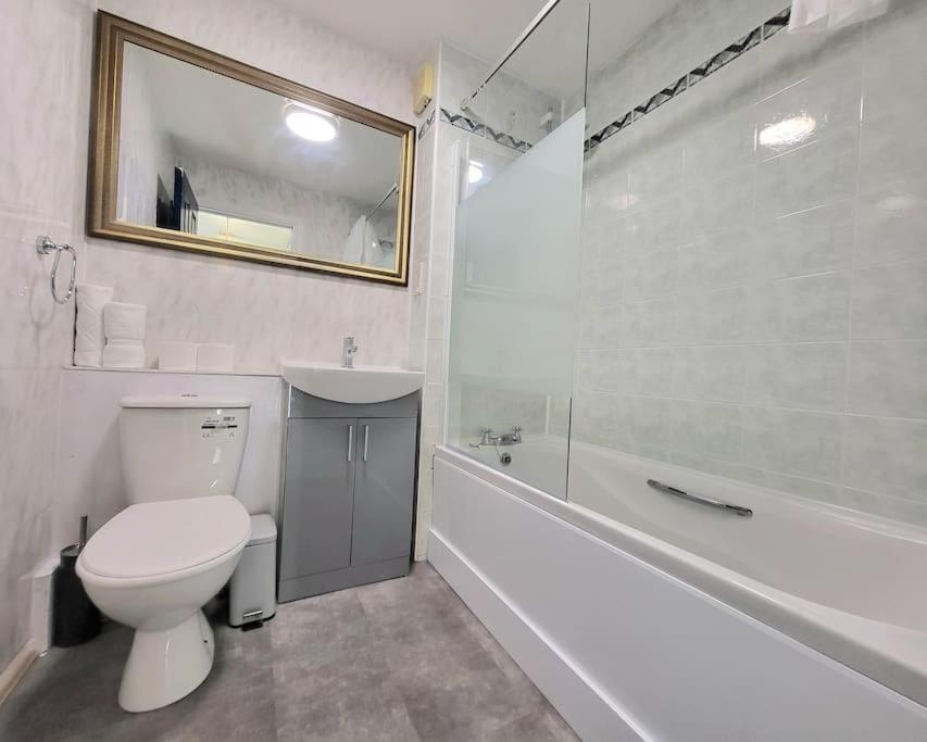 Harrismith Place By Sensational Short Lets & Serviced With Free Parking & Wi-fi
